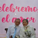 Adultos mayores contraen nupcias en bodas colectivas.