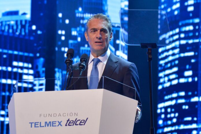 Carlos Slim Domit, presidente de los consejos de Administración de Grupo Carso y de América Móvil, encabezó la inauguración de "México Siglo XXI: Brillemos por México" en el Auditorio Nacional con la presencia de miles de becarios de la Fundación Telmex Telcel.