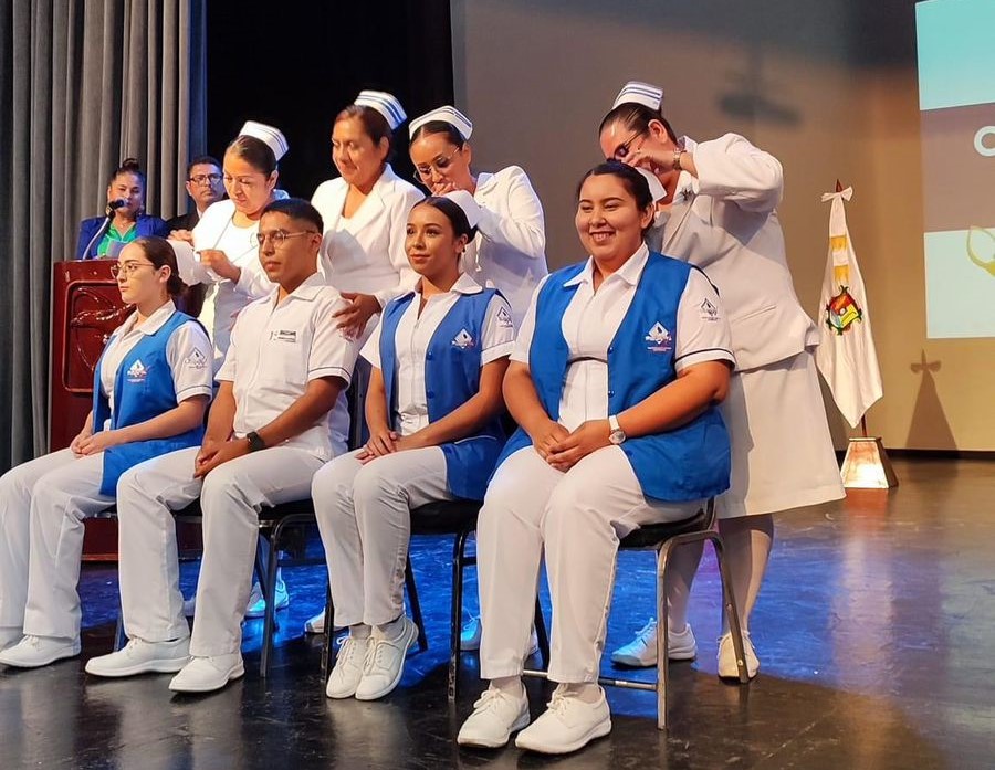 Reciben cofia y gafete egresados de