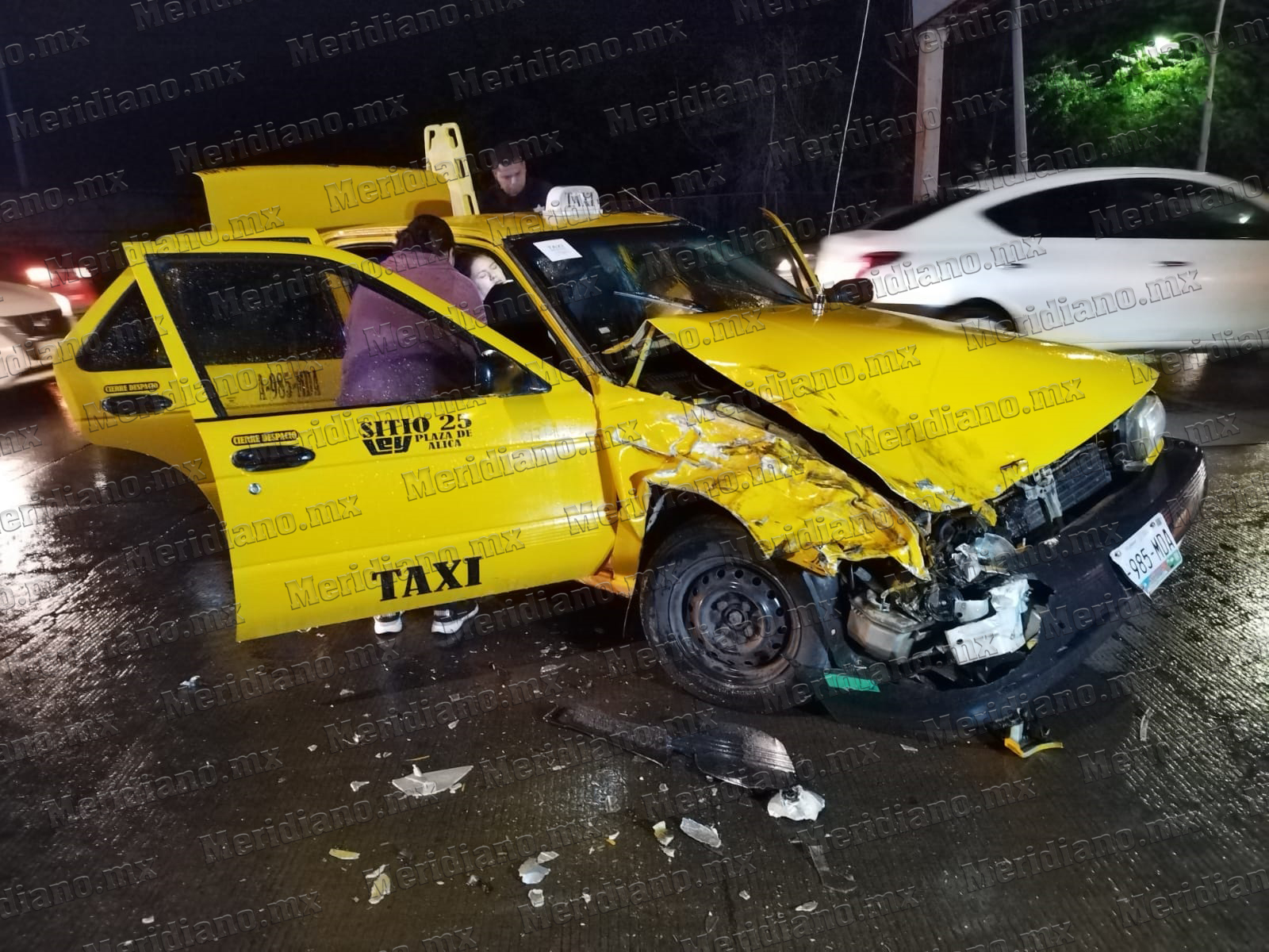 Tres heridos en fuerte accidente entre taxi y tráiler | Meridiano.mx