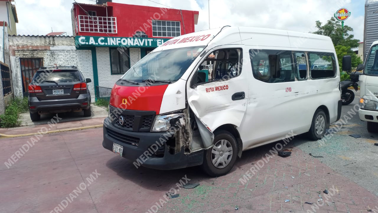 Choque de combi de la ruta México deja a tres heridos en Tepic