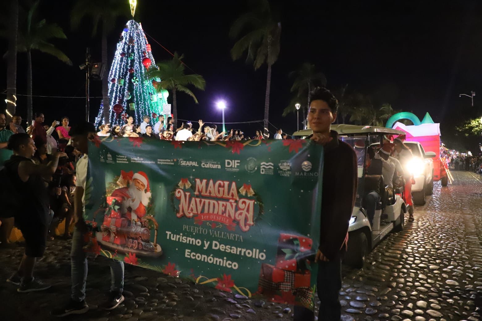 Disfrutaron familias el primer Desfile Navideño | Meridiano.mx