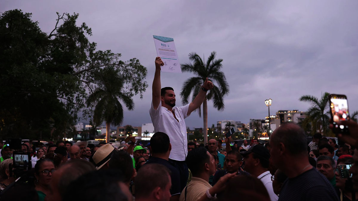 Celebran ciudadanos asunción de Luis Ernesto Munguía González