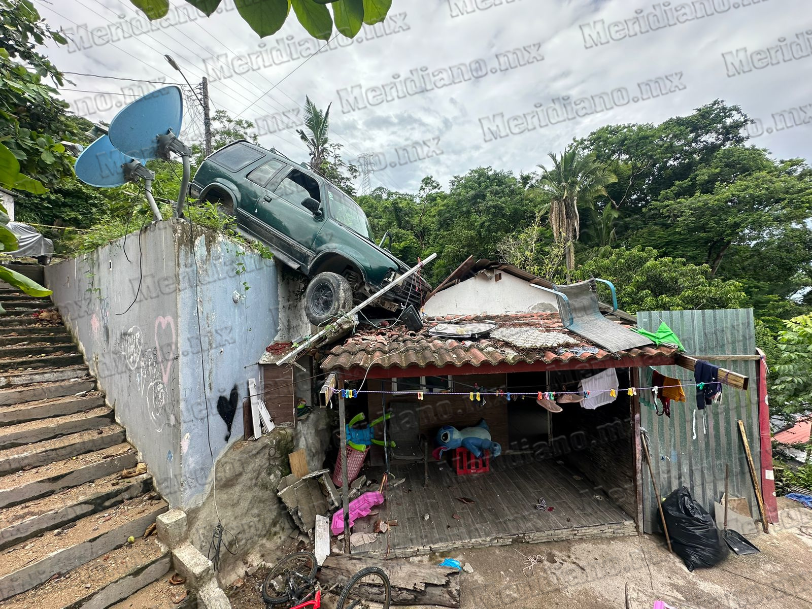 Camioneta cae sobre una vivienda en la colonia Bugambilias de Vallarta ...